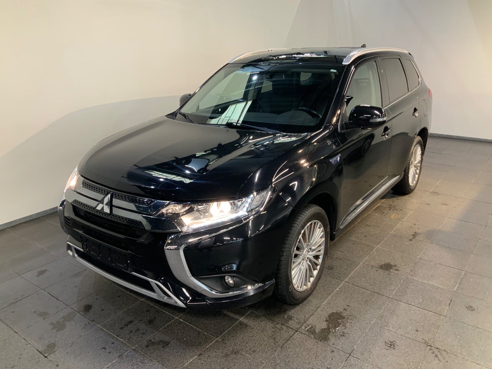 Mitsubishi Outlander (1/8)