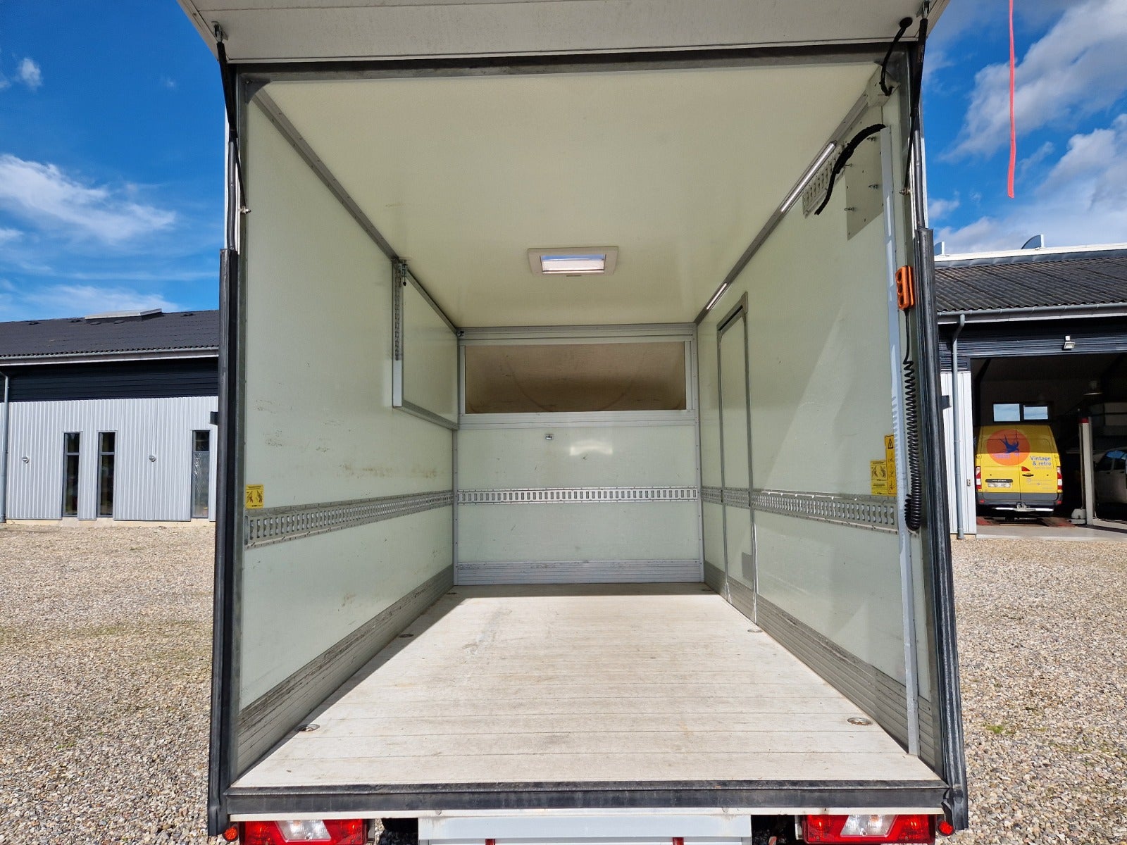 Billede af Ford Transit 350 L3 Chassis 2,0 TDCi 170 Alukasse m/lift aut. FWD