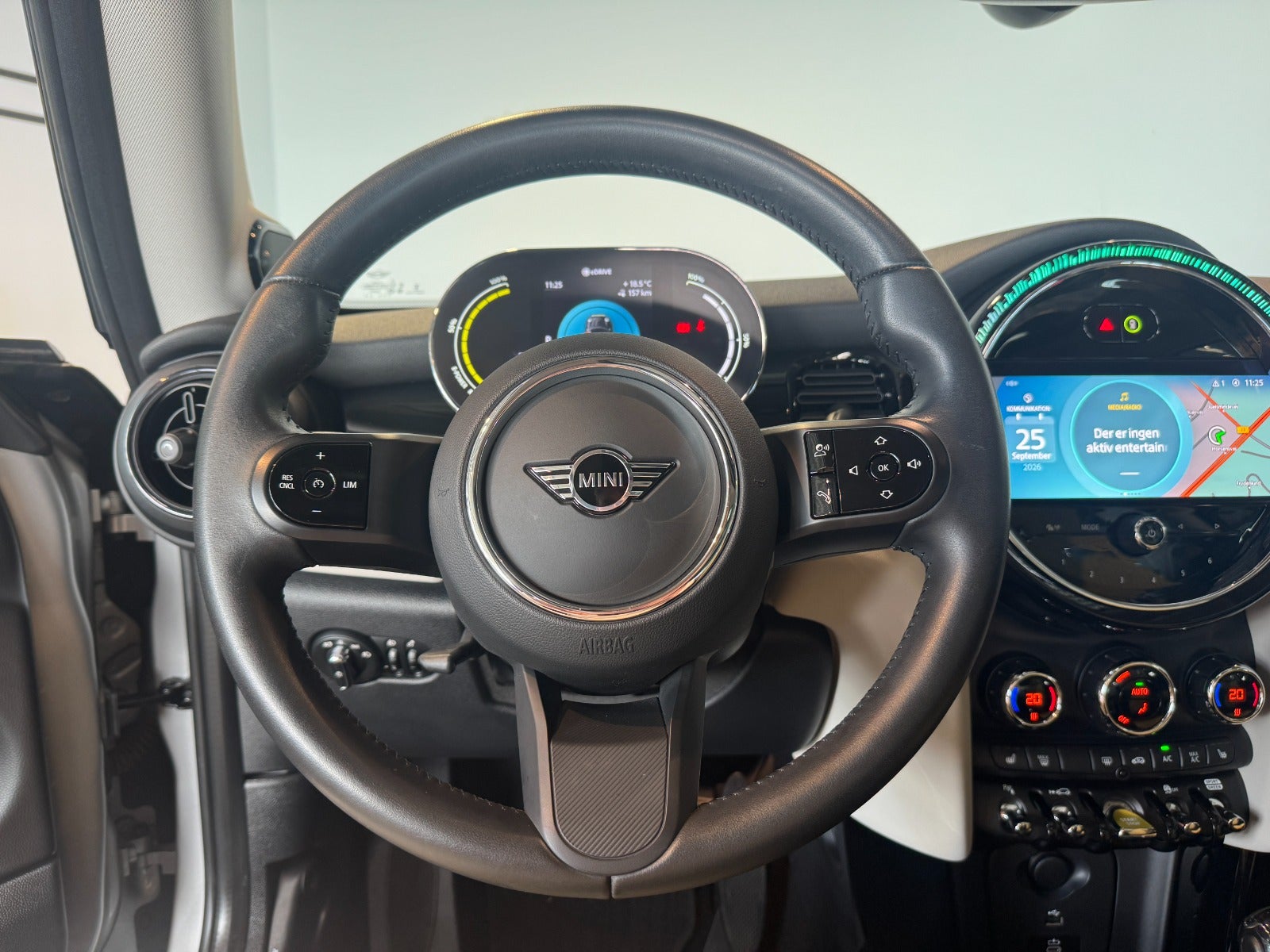 MINI Cooper SE Classic 3d - 13