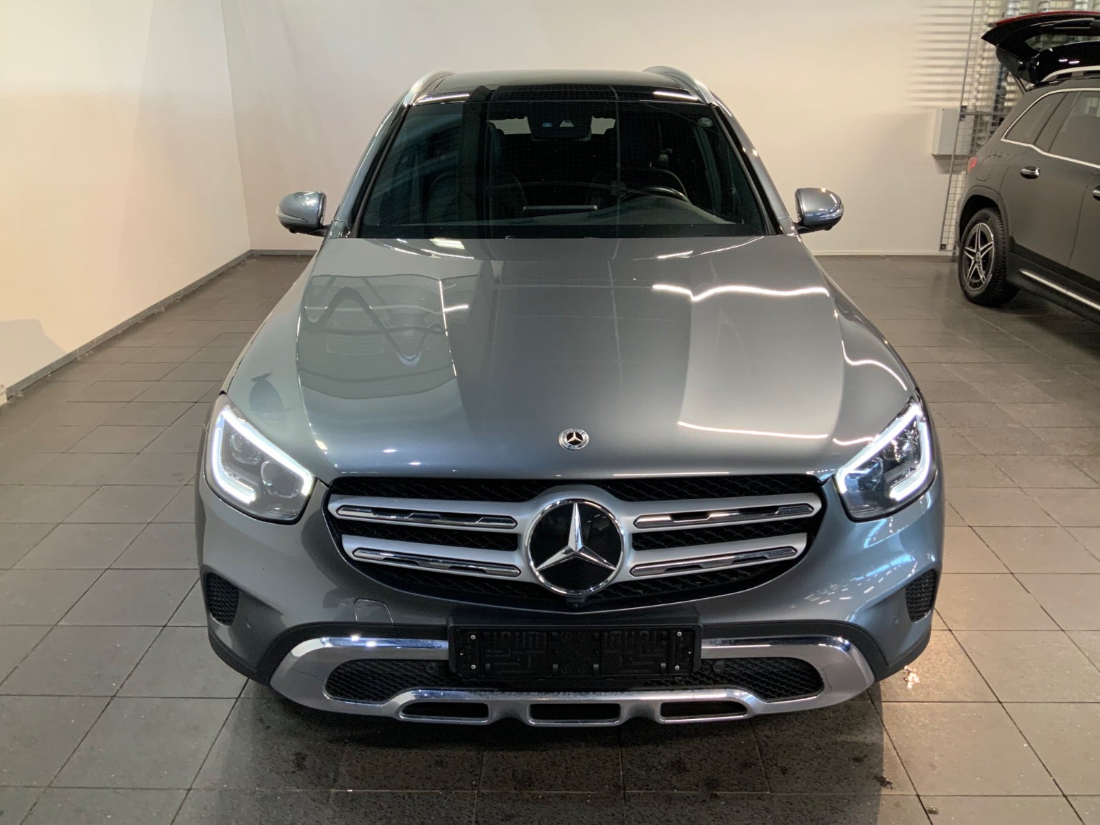 Mercedes-Benz GLC 300 e (2/8)