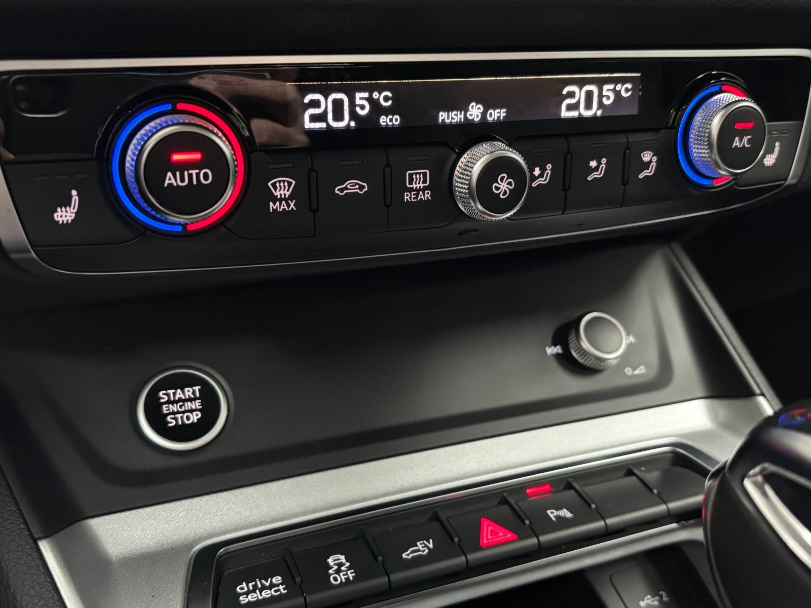 Billede af Audi Q3 45 TFSi e Attitude+ S-tr.