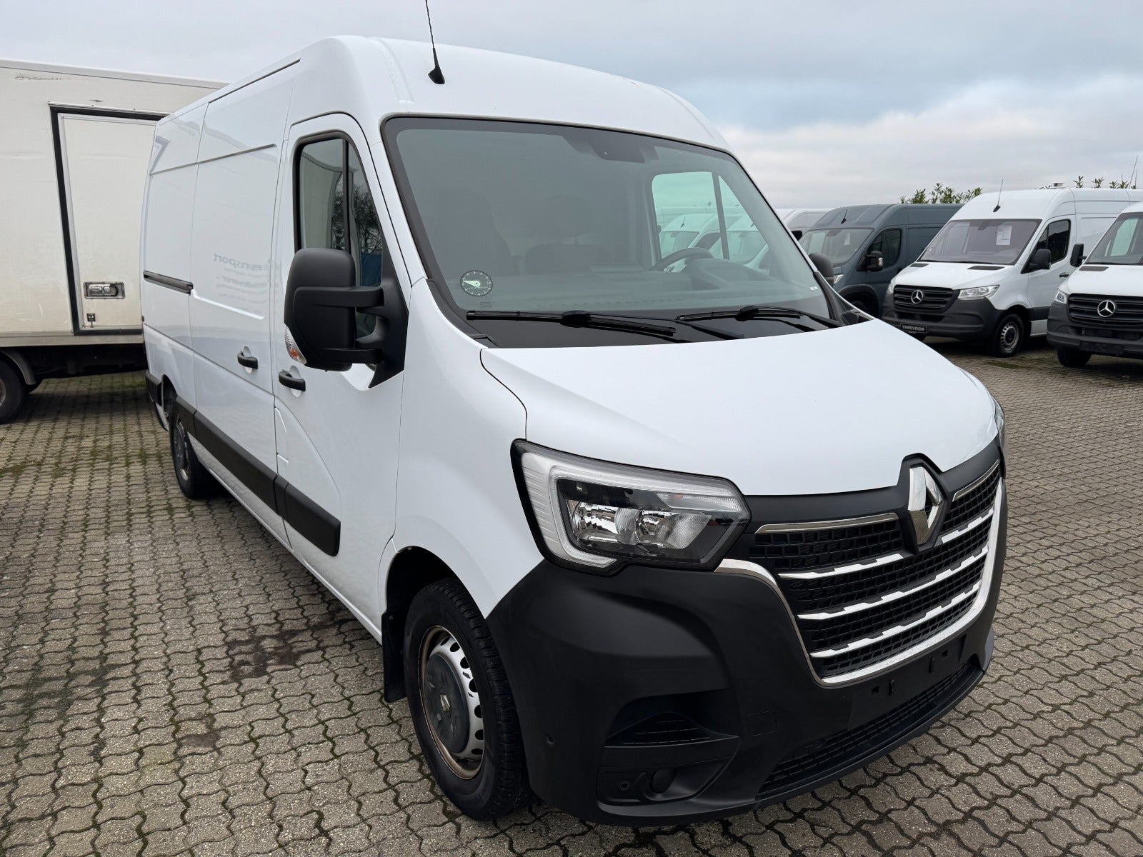Renault Master IV T35 dCi 180 L2H2 Kassevogn