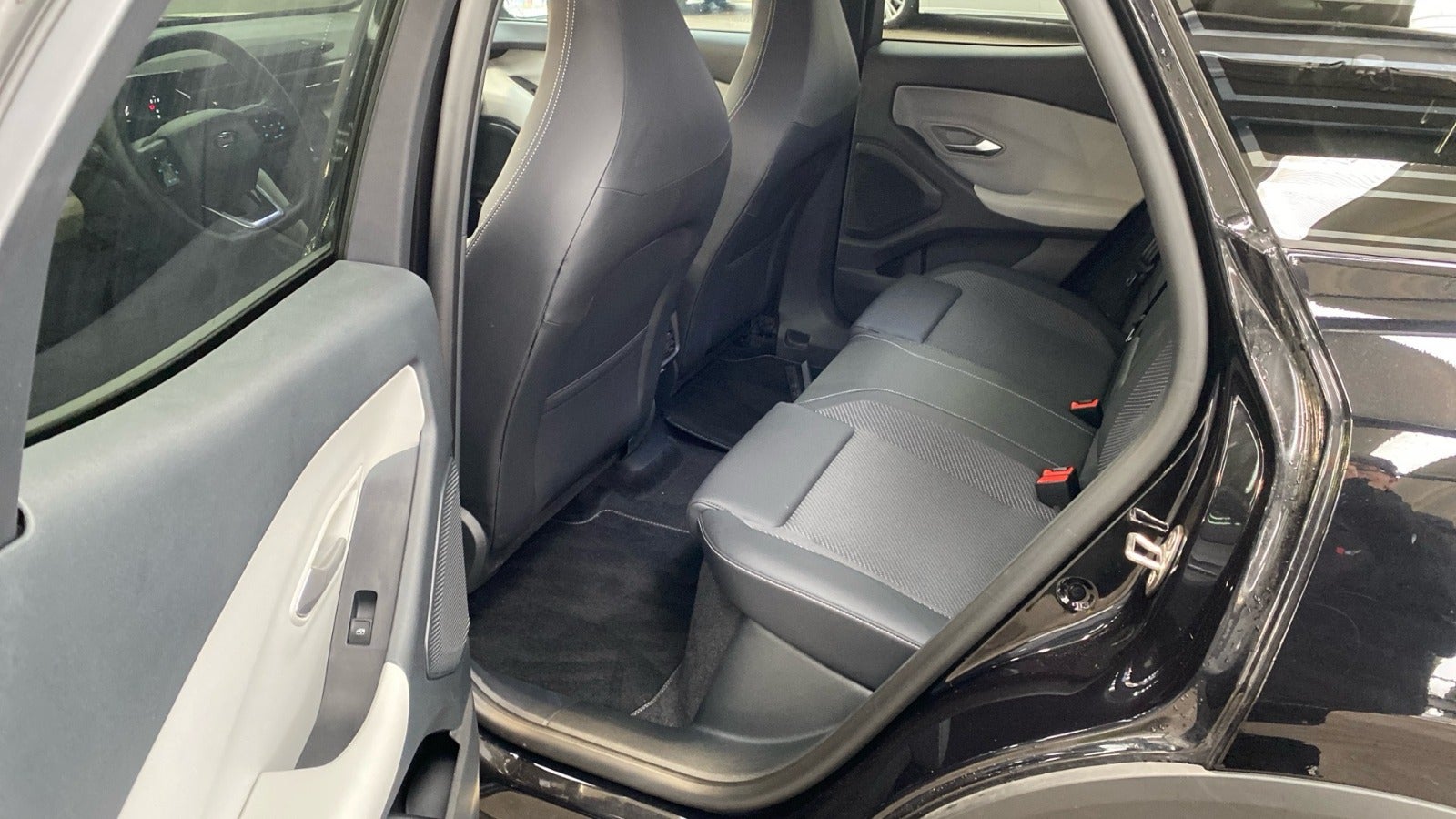 Ford Explorer Select Extended Range