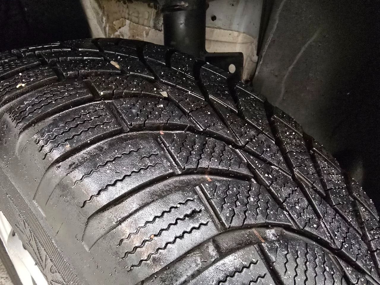 VW Transporter TDi 102 Kassevogn lang