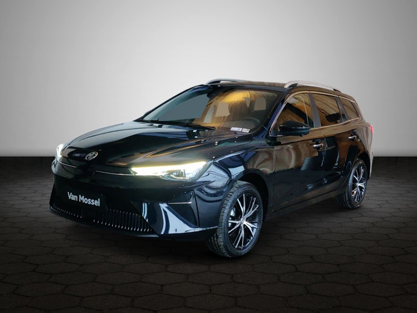5-Luxury-1050300695
