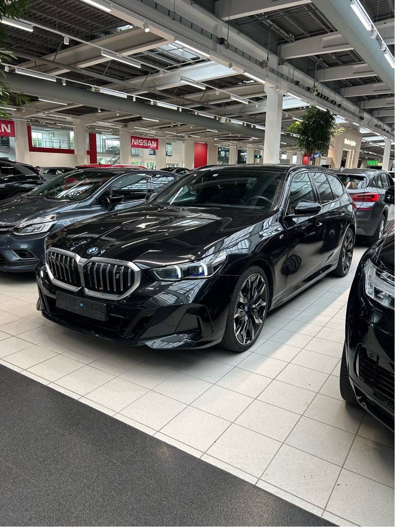 BMW i5 eDrive40 Touring Fully Charged M-Sport billede 3
