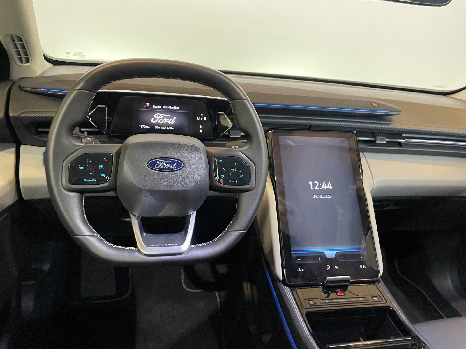 Ford Explorer Premium Extended Range