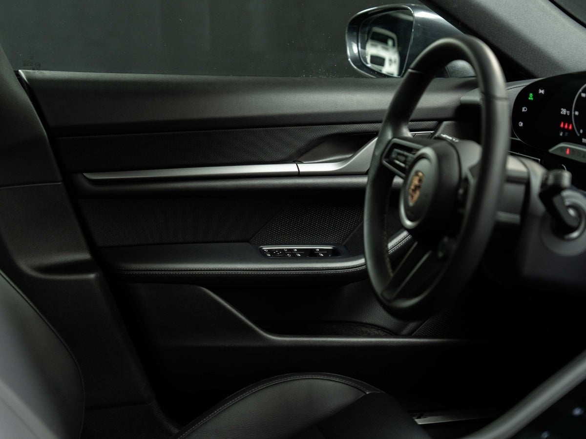 Gallery image 16 of 18