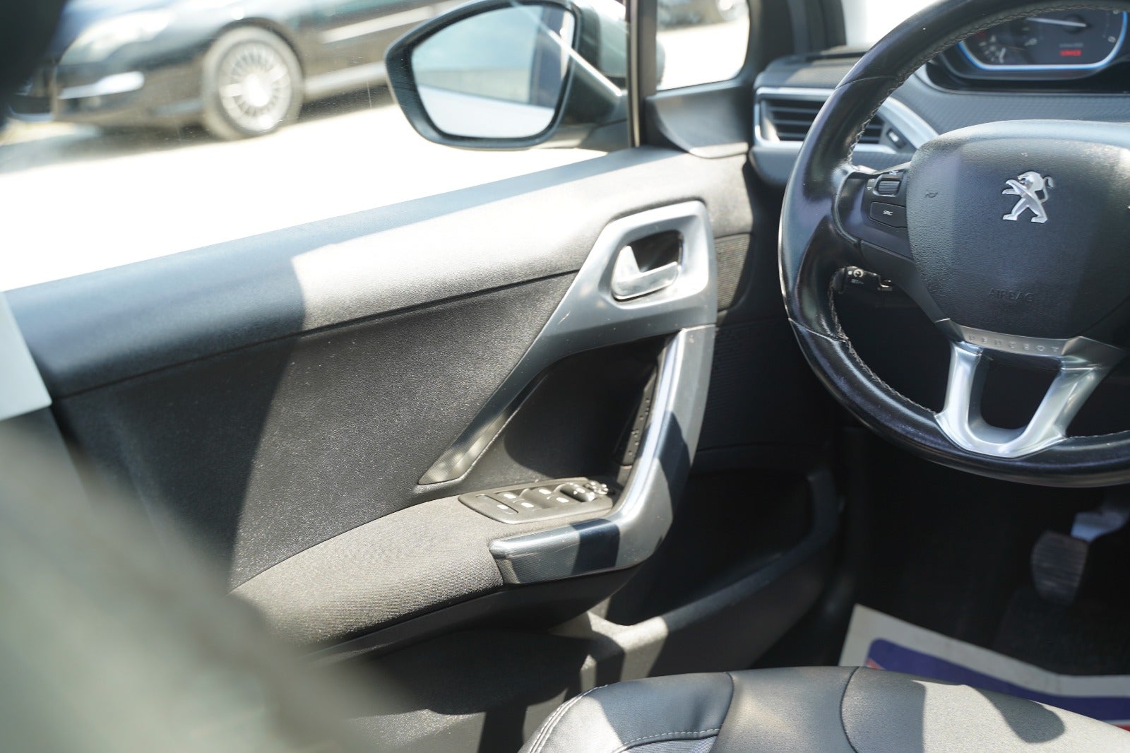 Billede af Peugeot 2008 1,6 BlueHDi 100 Allure Sky