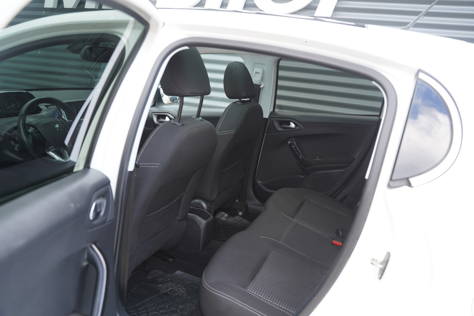 Billede af Peugeot 208 1,6 BlueHDi 100 Allure Sky