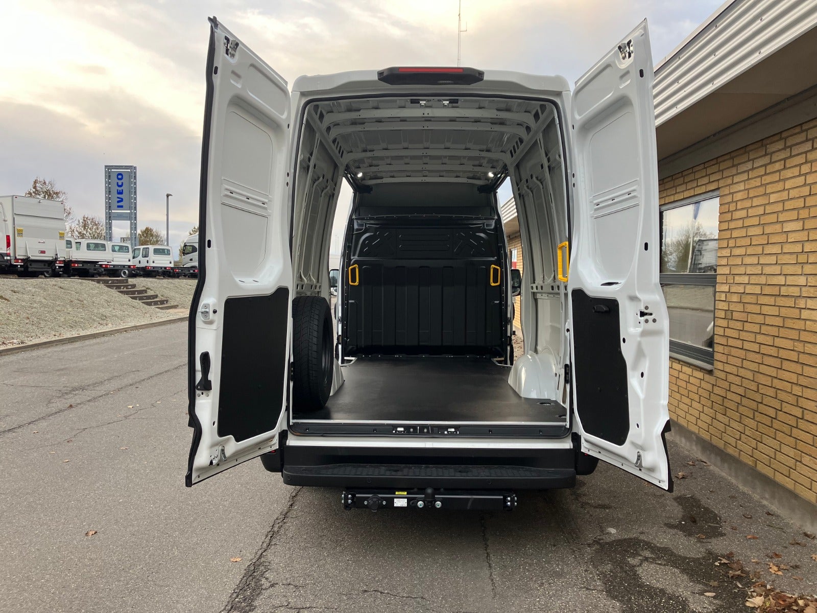 Billede af Iveco Daily 3,0 35S18 12m³ Van AG8
