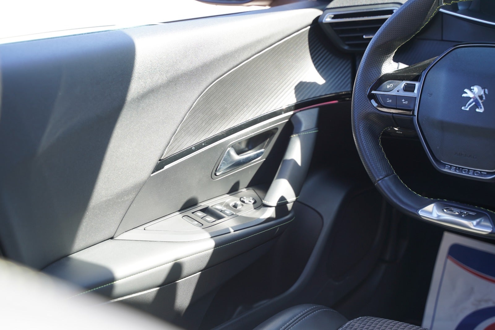 Billede af Peugeot e-2008 50 GT Sky