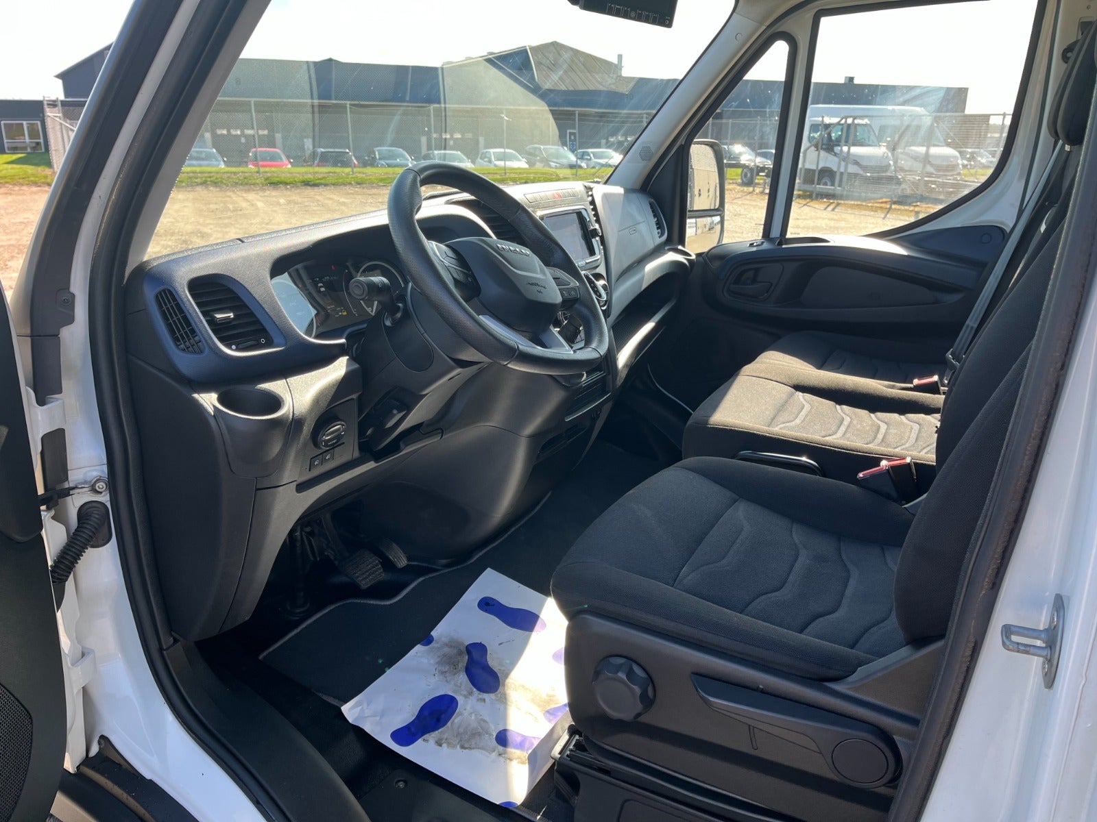 Billede af Iveco Daily 3,0 35S18 4100mm Box m/lift AG8