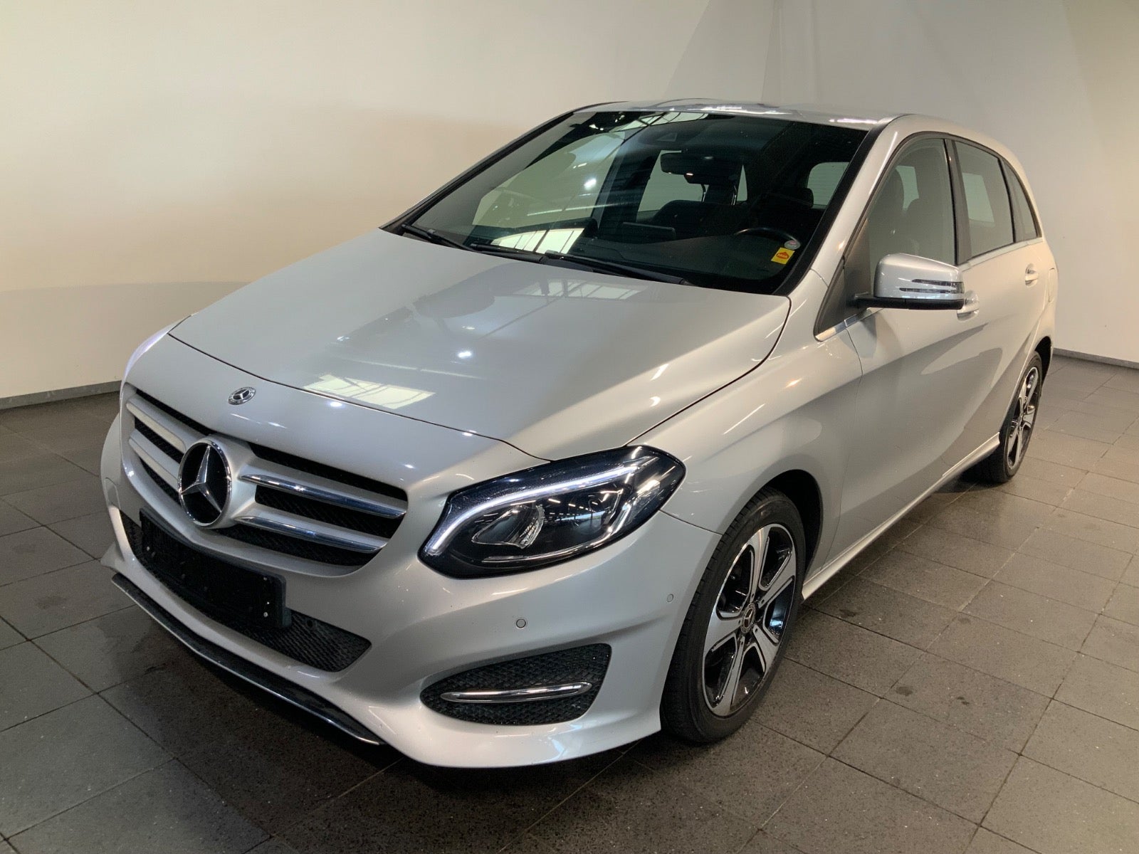 Mercedes-Benz B 200 d (1/8)