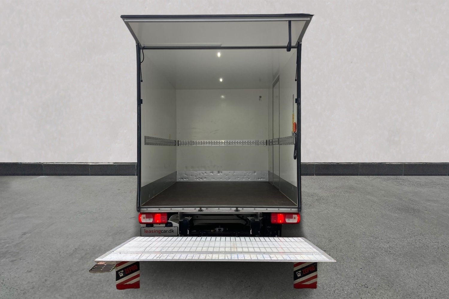 Billede af VW Crafter 35 2,0 TDi 140 Alukasse m/lift aut.