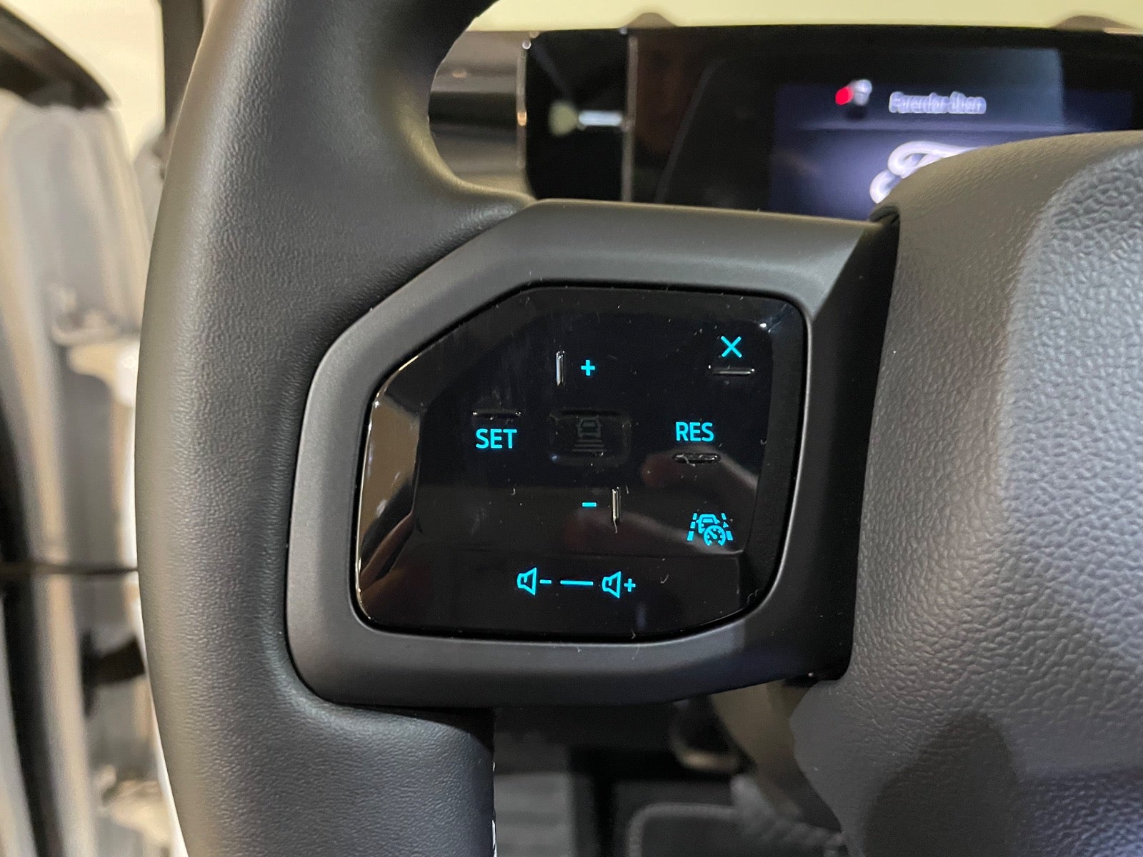 Ford Explorer Select Extended Range