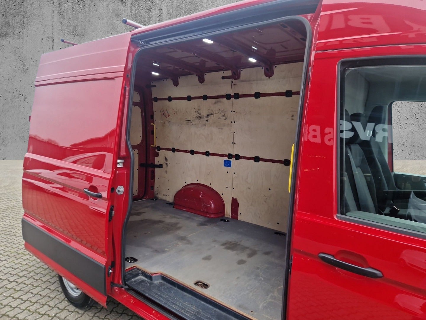 Billede af VW Crafter 35 2,0 TDi 177 Kassevogn L3H3 aut.