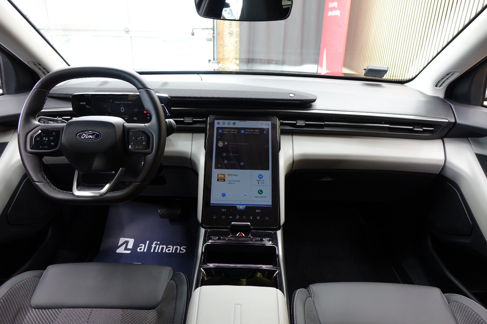 Ford Explorer Select Extended Range