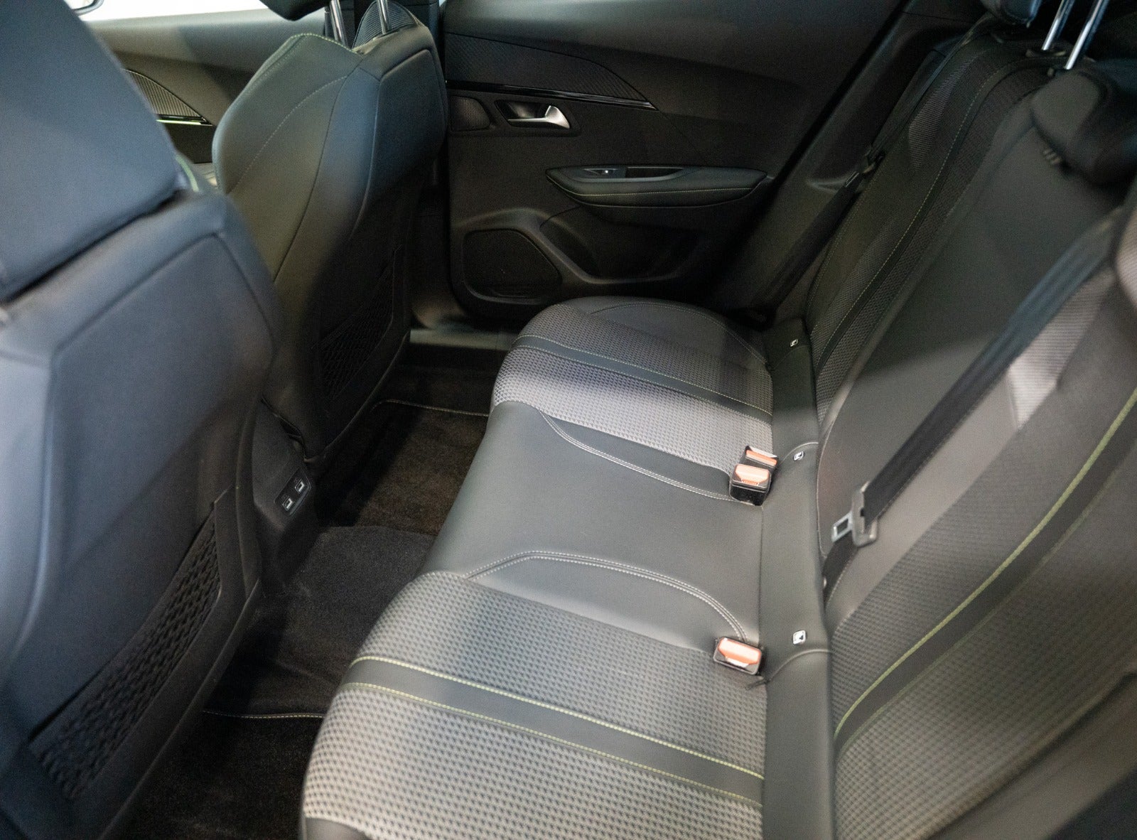 Billede af Peugeot e-2008 50 GT Sky
