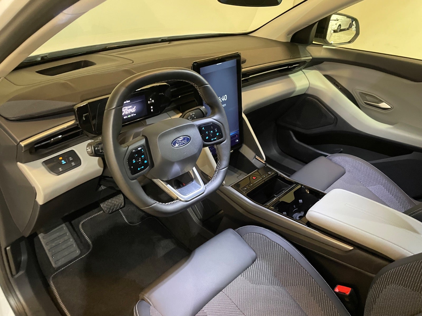 Ford Explorer Select Extended Range