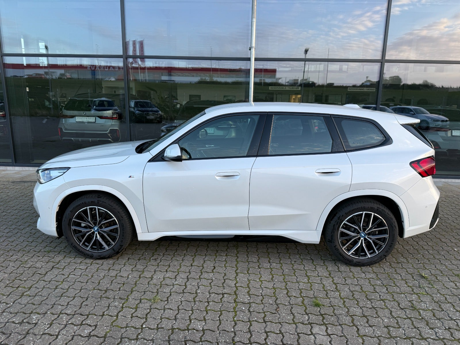 BMW iX1 eDrive20 M-Sport Premium 5d - 3