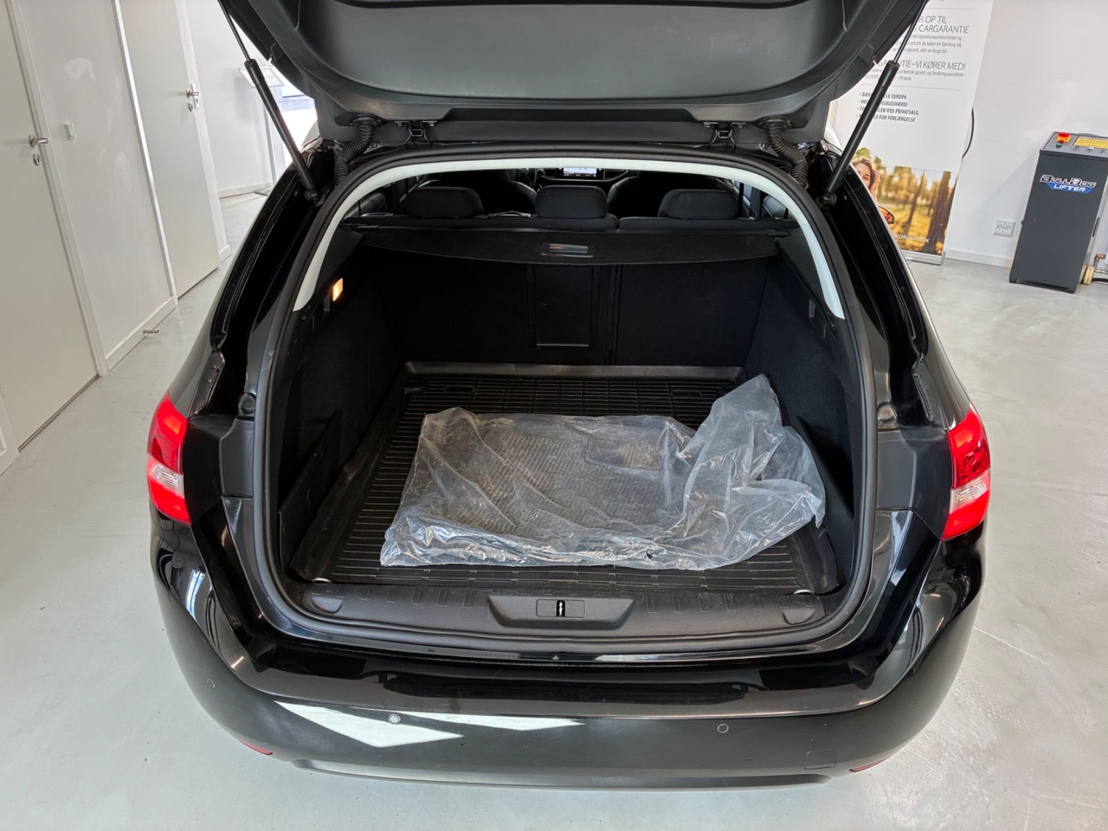 Billede af Peugeot 308 1,2 e-THP 130 Allure Sky SW EAT6