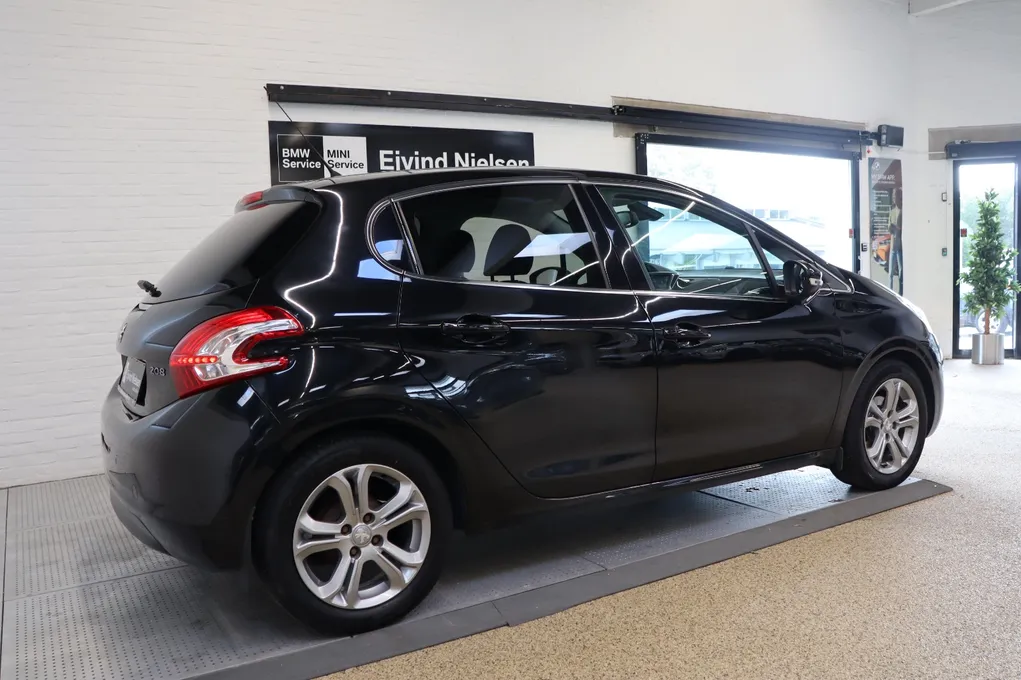 Peugeot 208 VTi Allure Sky