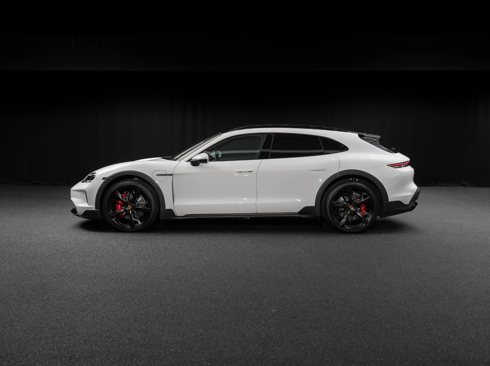 Gallery image 3 of 18