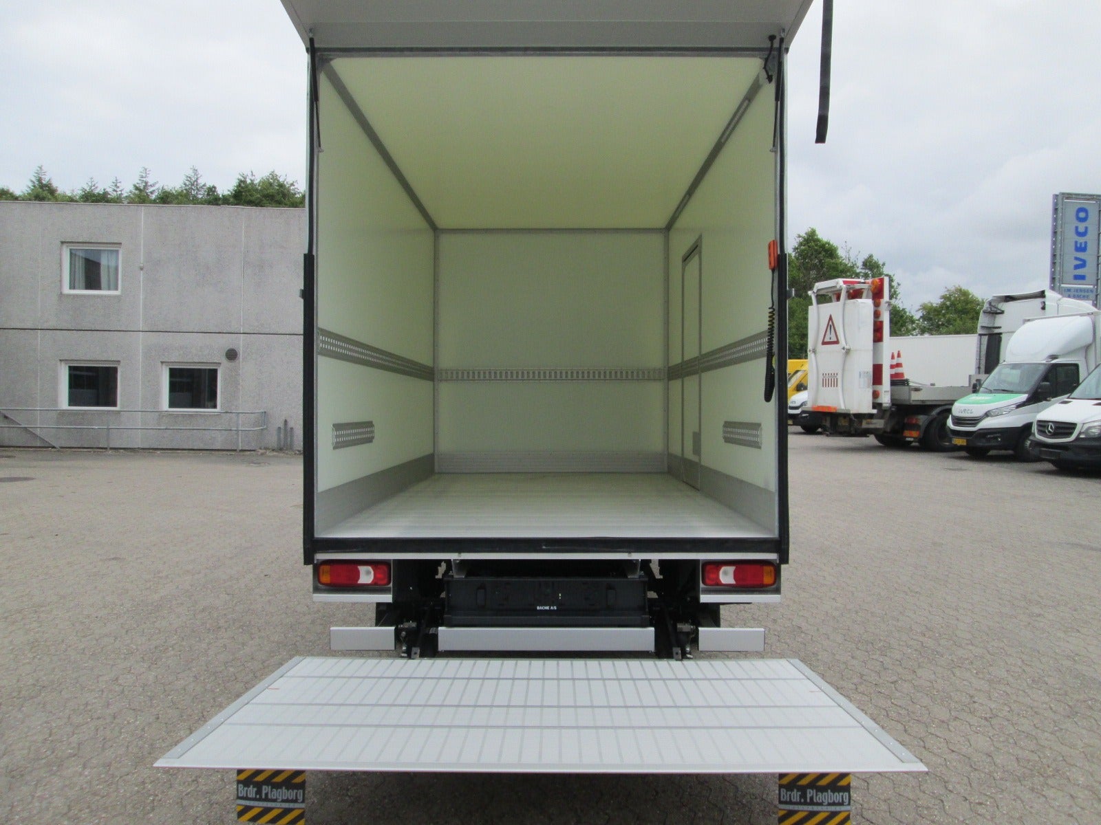 Billede af Iveco Daily 3,0 35S18 4100mm Box m/lift AG8