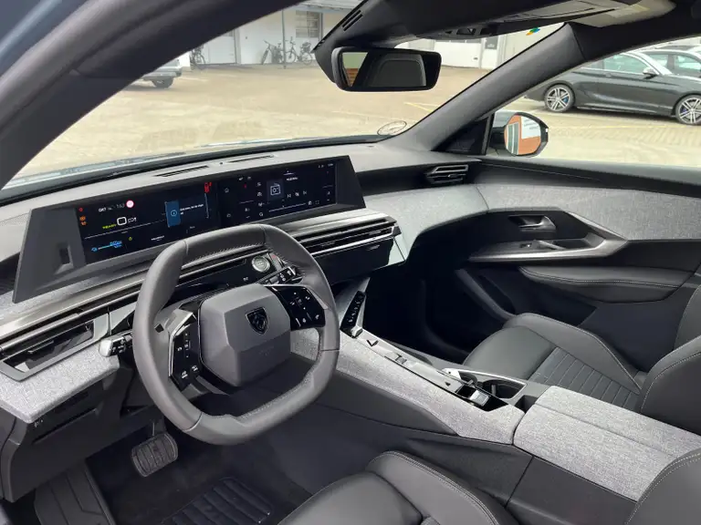 Peugeot e-5008 Allure 7prs