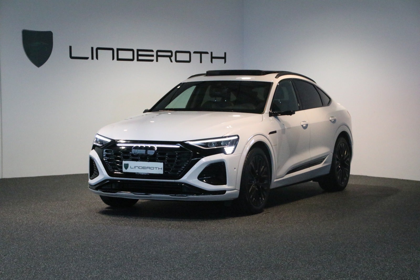 Audi Q8 e-tron 55 S-line Sportback quattro 5d - 1