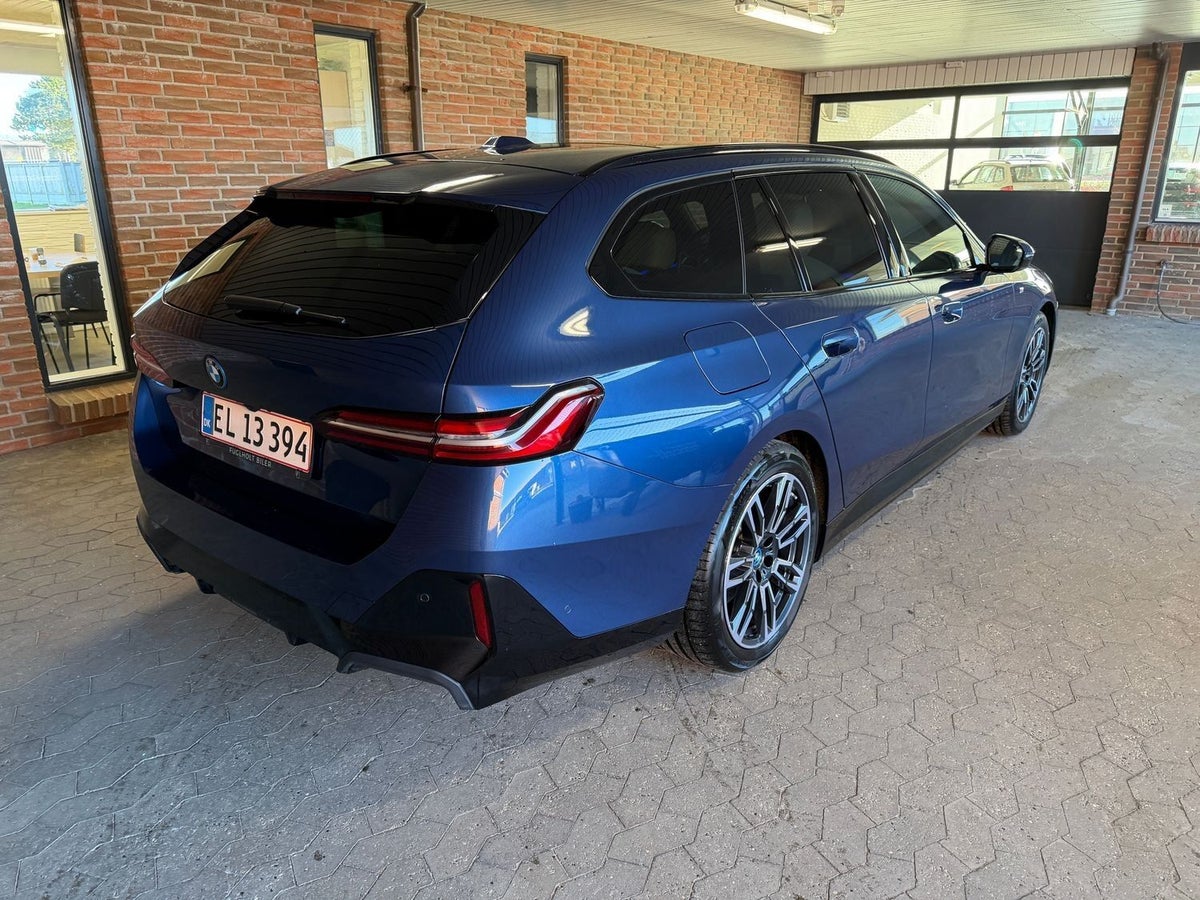BMW i5 eDrive40 Touring Fully Charged M-Sport billede 3