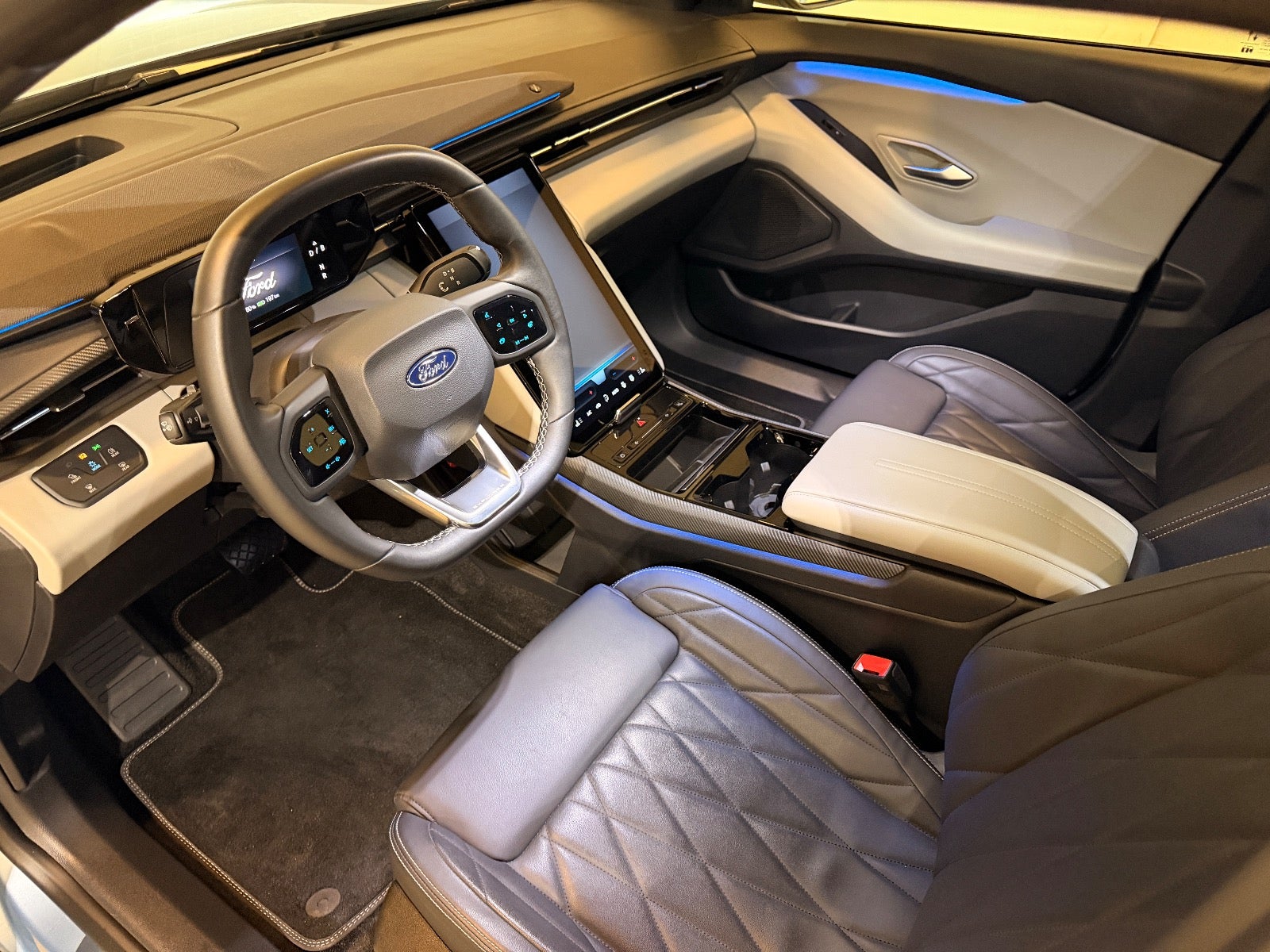 Ford Explorer Premium Extended Range