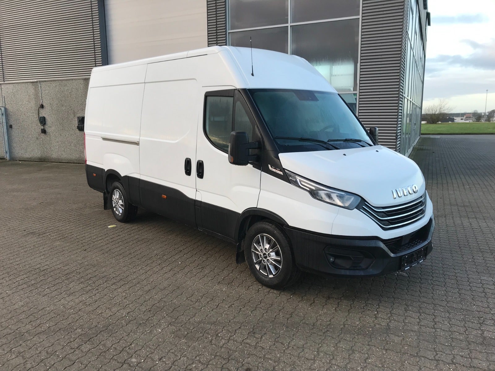 Billede af Iveco Daily 3,0 35S18 12m³ Van AG8