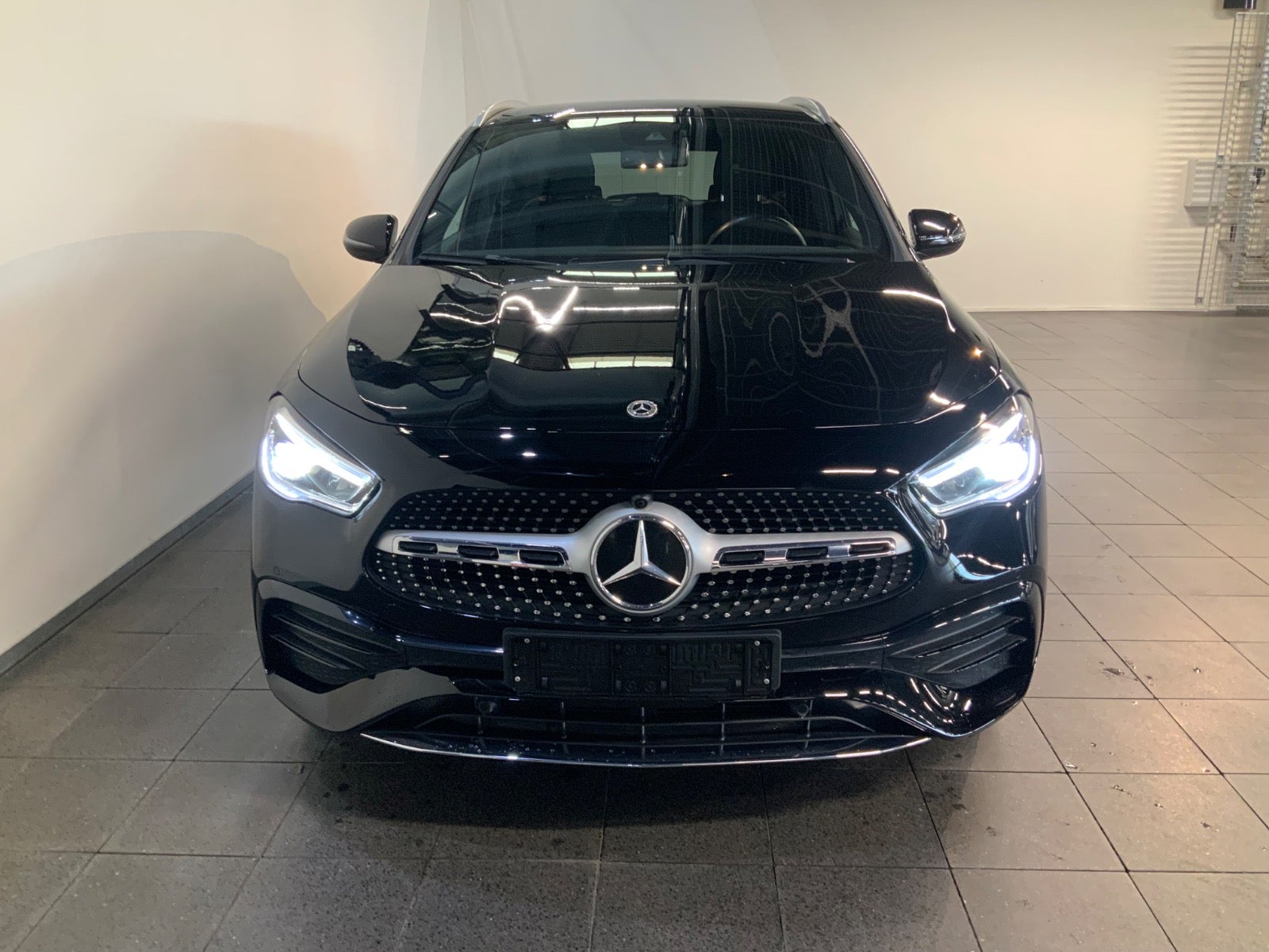 Mercedes-Benz GLA 200 (2/8)