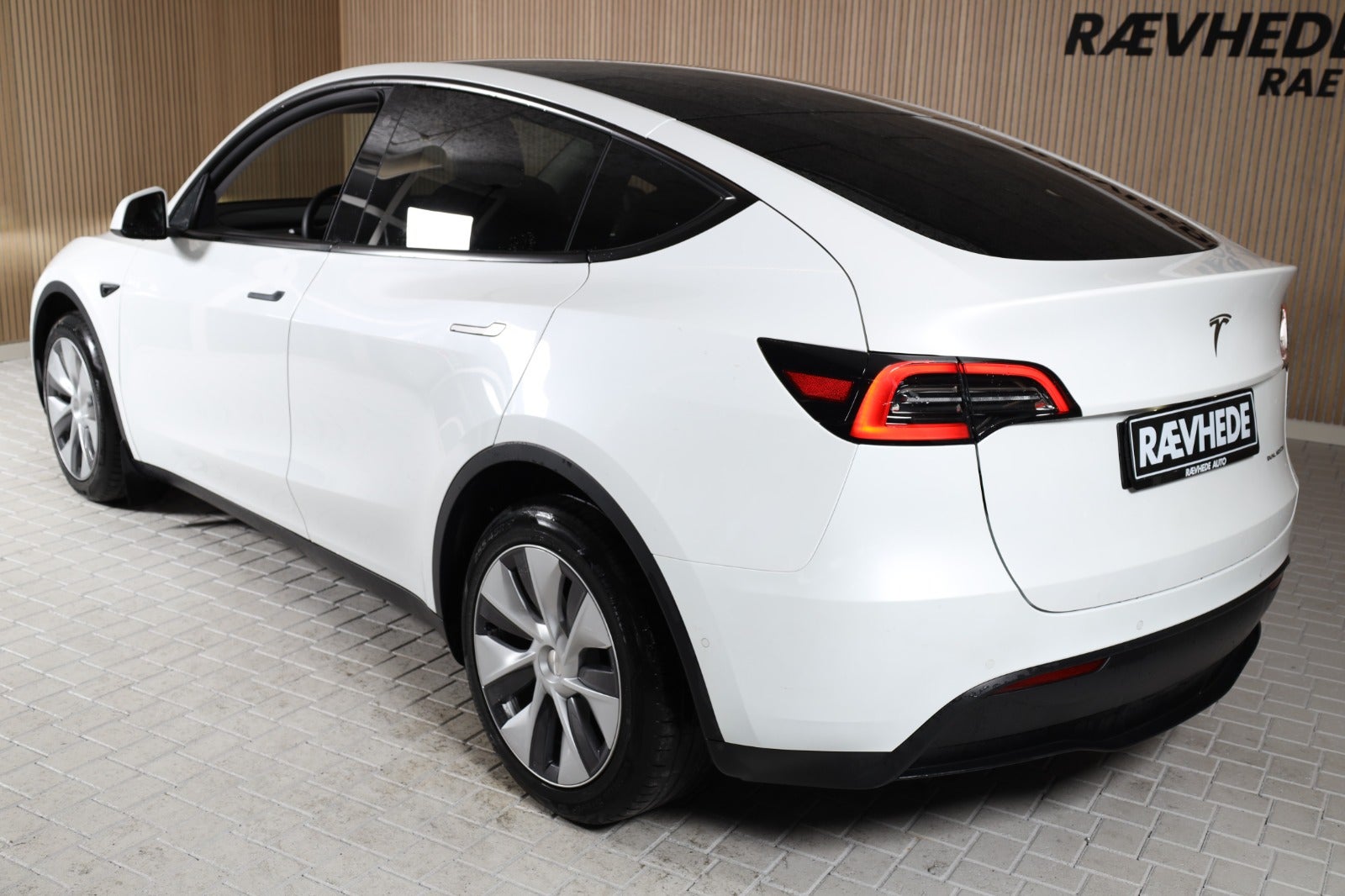 Tesla Model Y Long Range AWD – 3