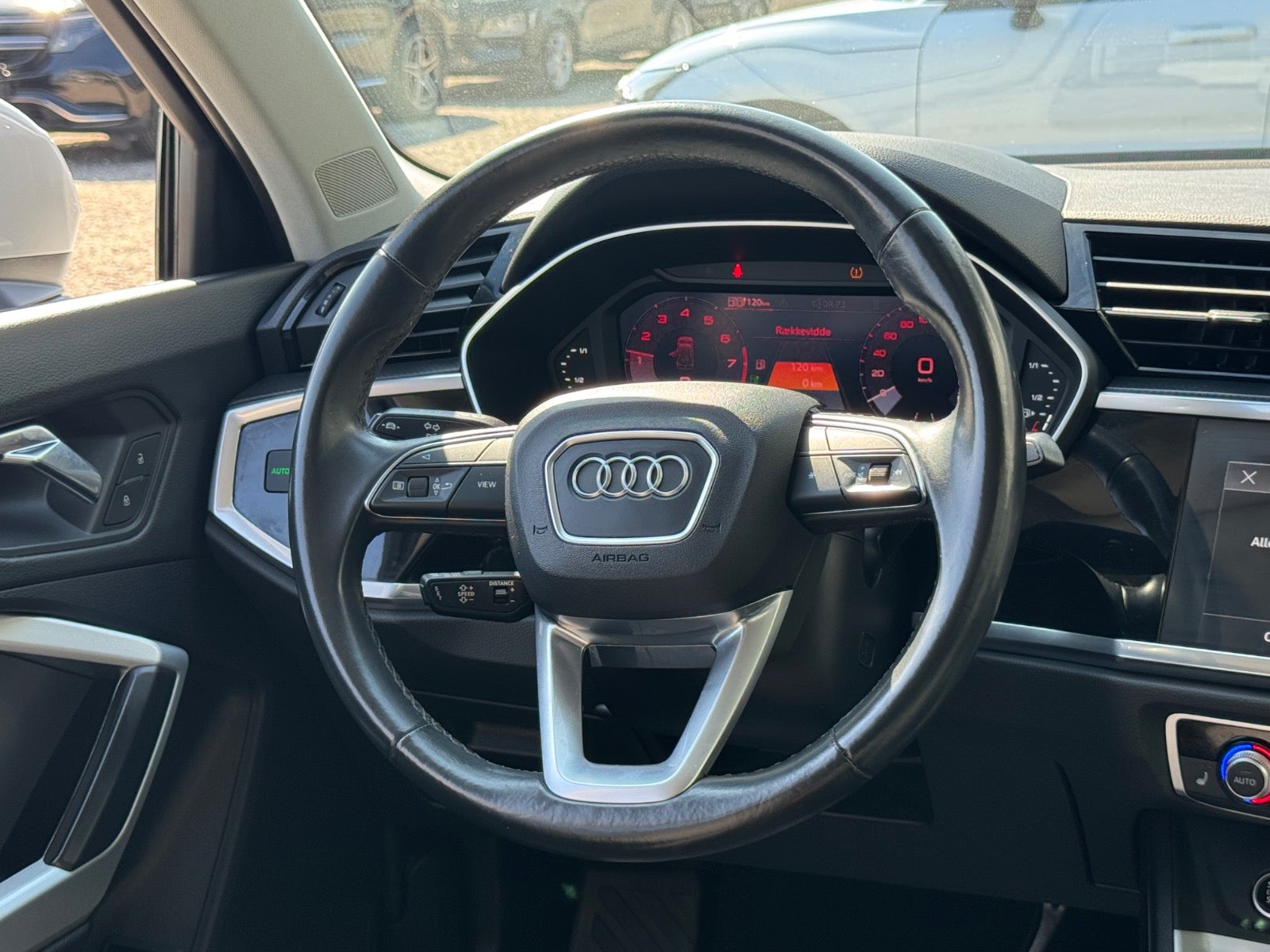 Billede af Audi Q3 45 TFSi e Attitude plus S-tr.