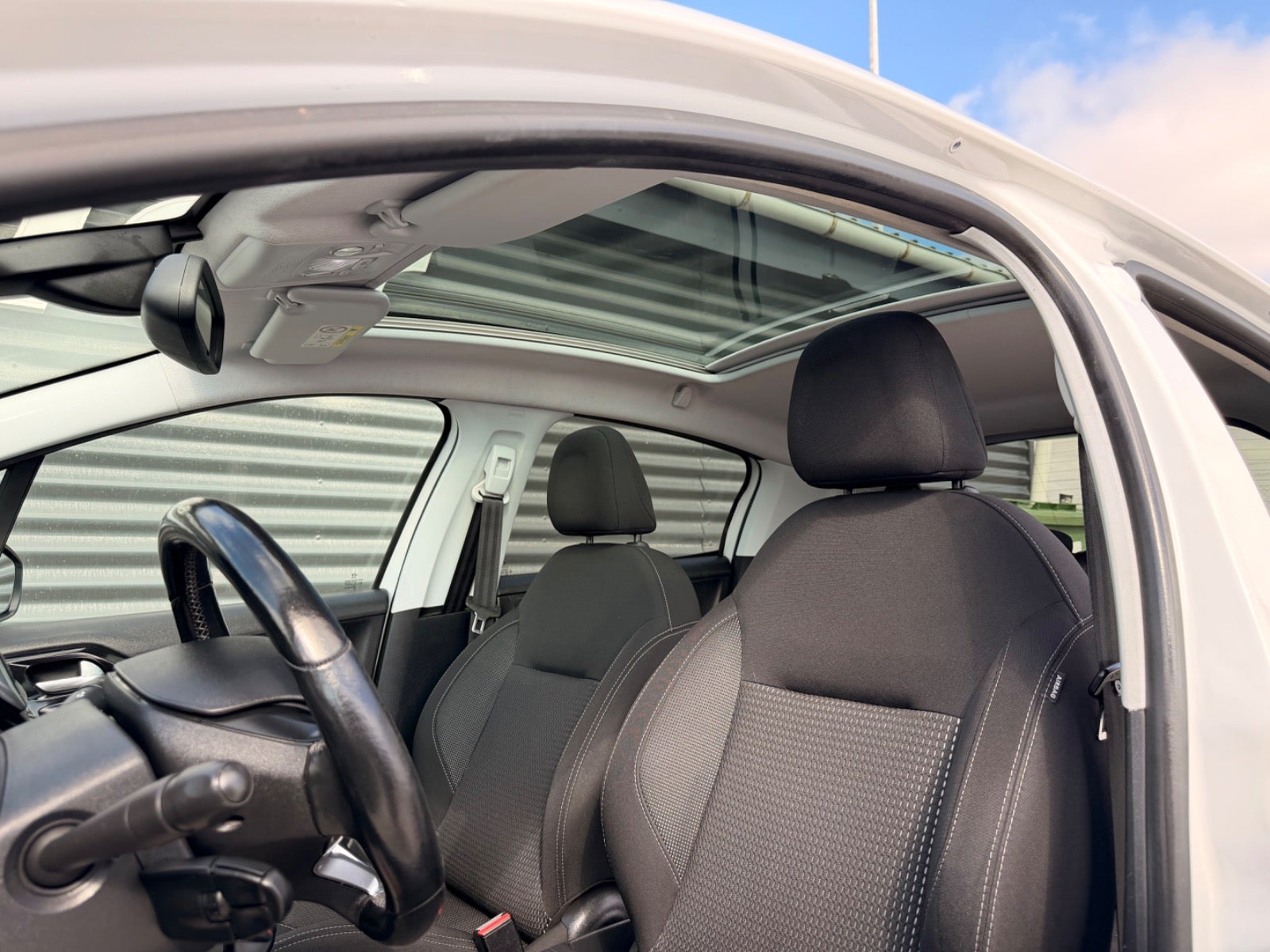 Billede af Peugeot 208 1,2 PureTech 82 Signature Sky