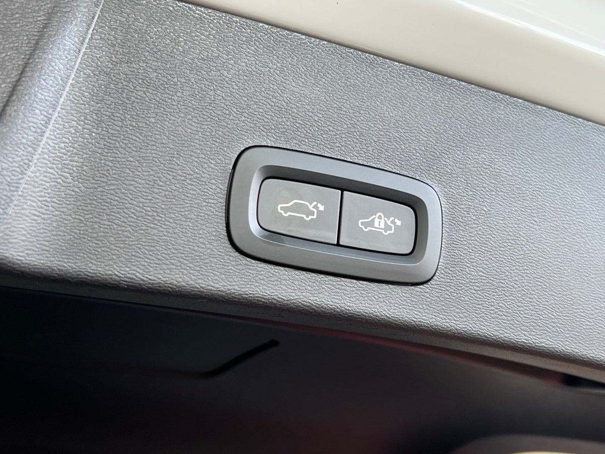 Volvo XC40 ReCharge Extended Range Ultra Dark