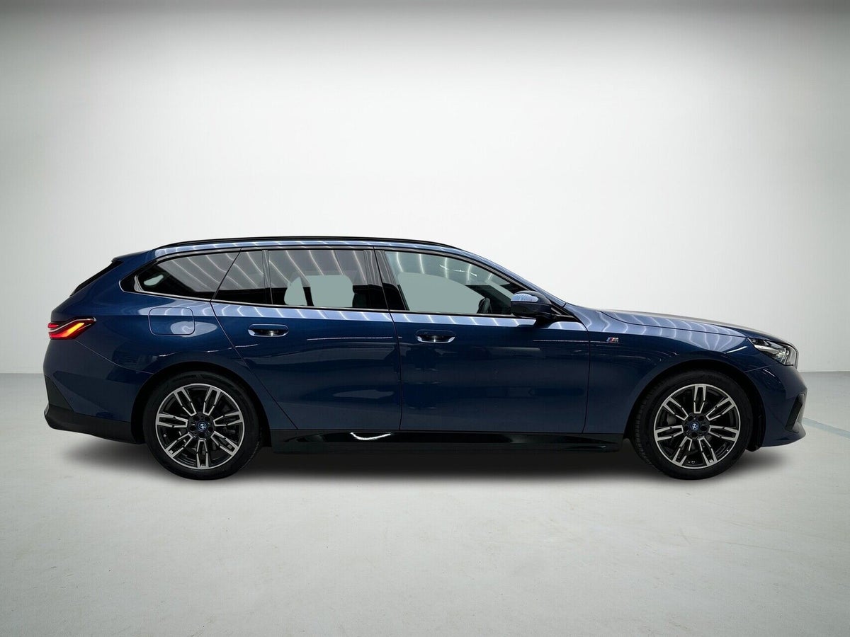 BMW i5 eDrive40 Touring Fully Charged M-Sport billede 4