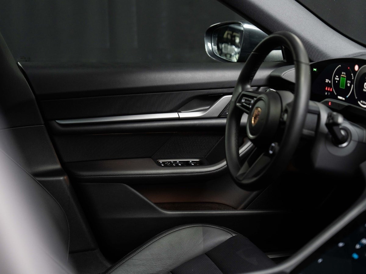 Gallery image 16 of 18