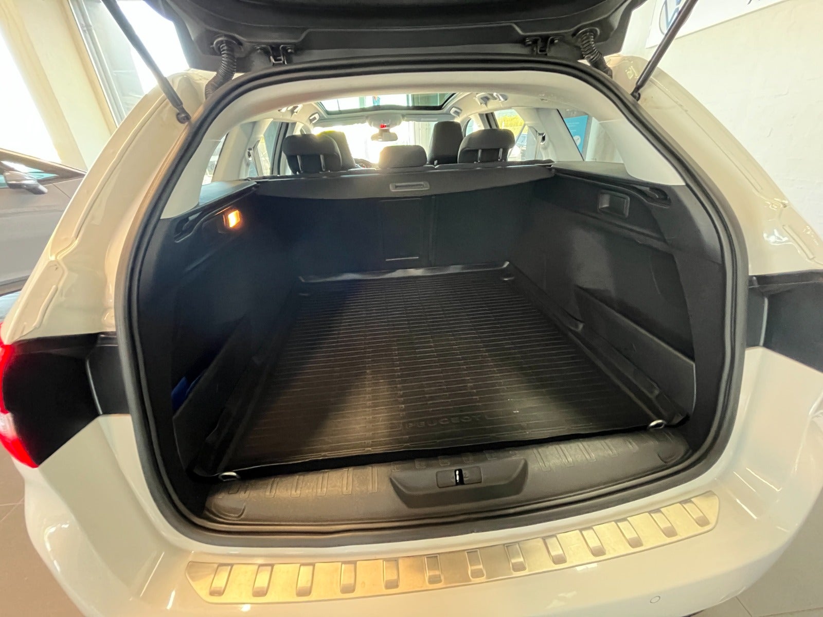 Billede af Peugeot 308 1,6 BlueHDi 120 Allure Sky SW