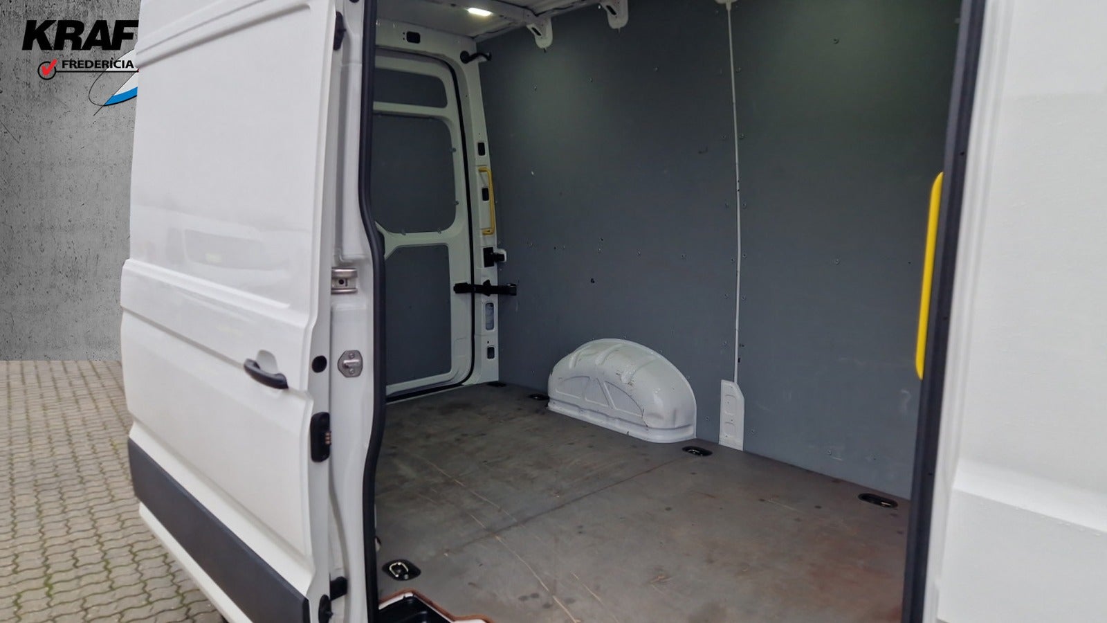 Billede af VW Crafter 35 2,0 TDi 177 Kassevogn L3H2 aut.