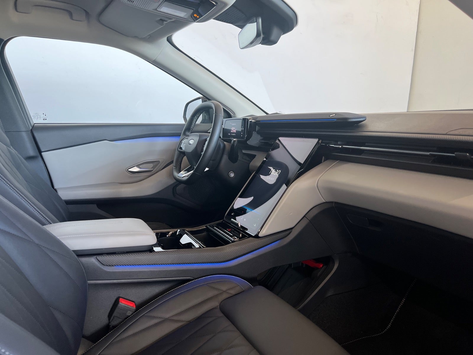 Ford Explorer Premium Extended Range