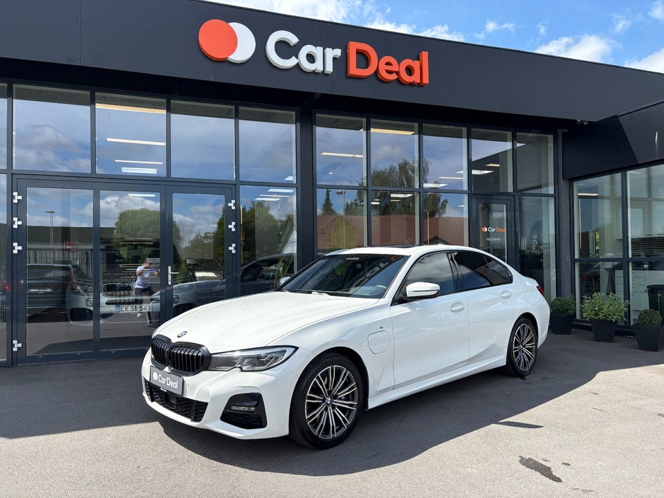 BMW 330e billede