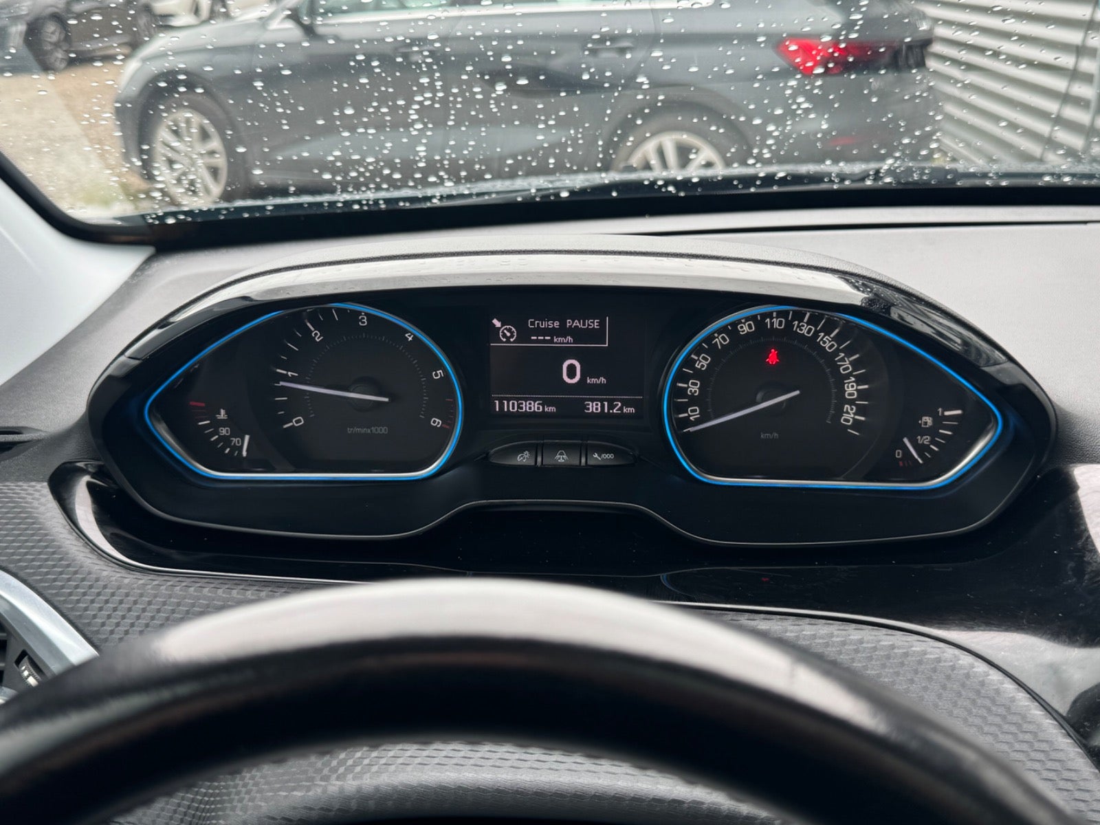 Billede af Peugeot 2008 1,6 BlueHDi 100 Allure Sky