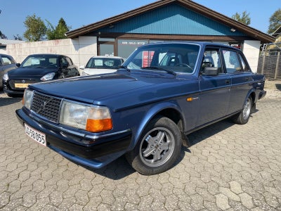 Volvo 240 2,1 DL Benzin modelår 1983 km 128000 Blåmetal nysynet, lev. nysynet 5 gears, radio, 15" al