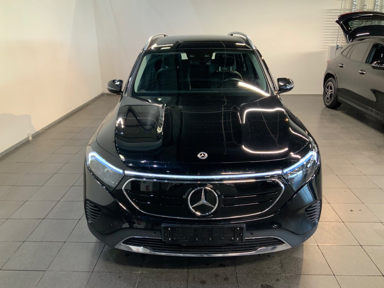 Mercedes-Benz EQB 250 (2/8)