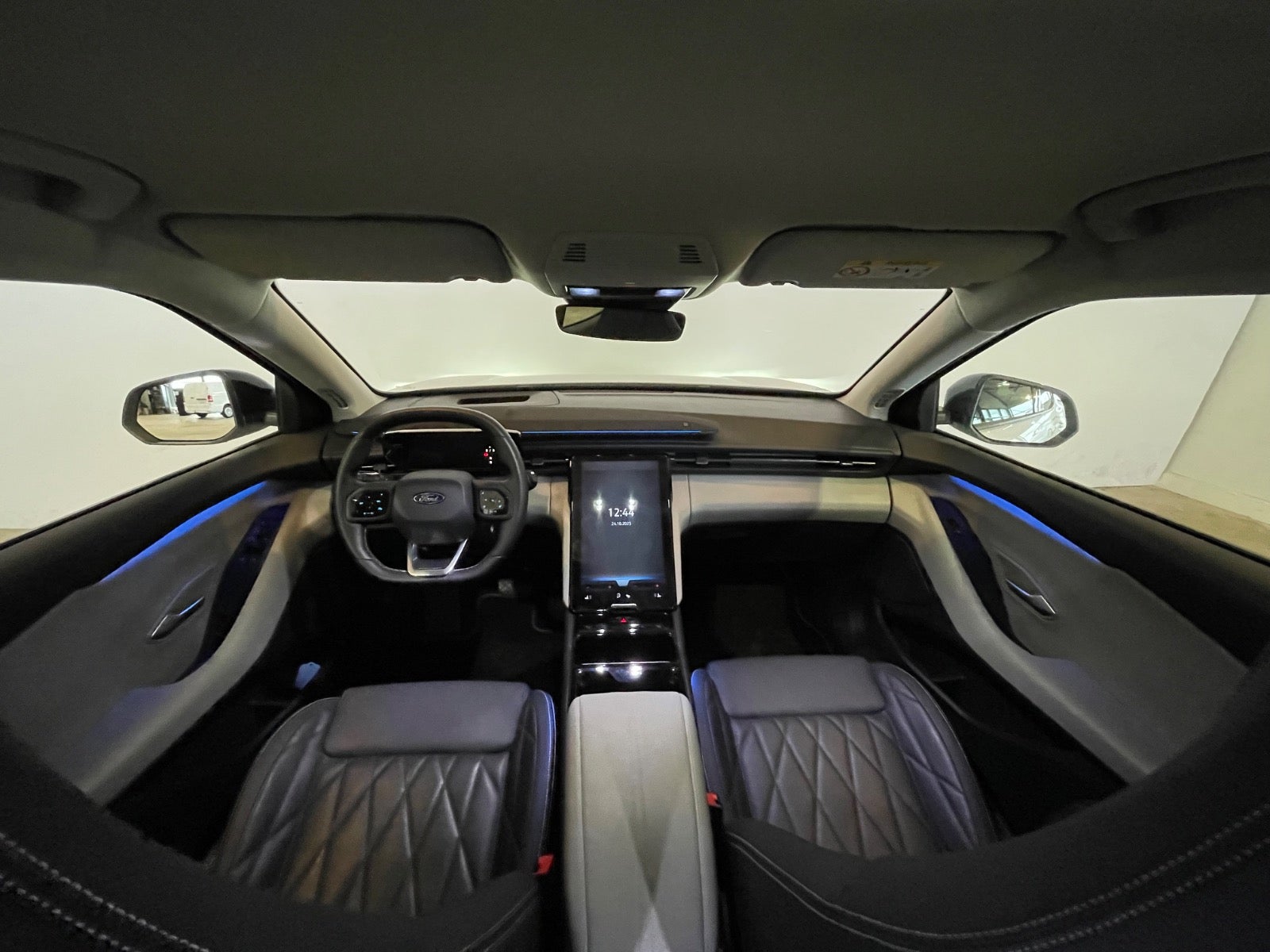 Ford Explorer Premium Extended Range