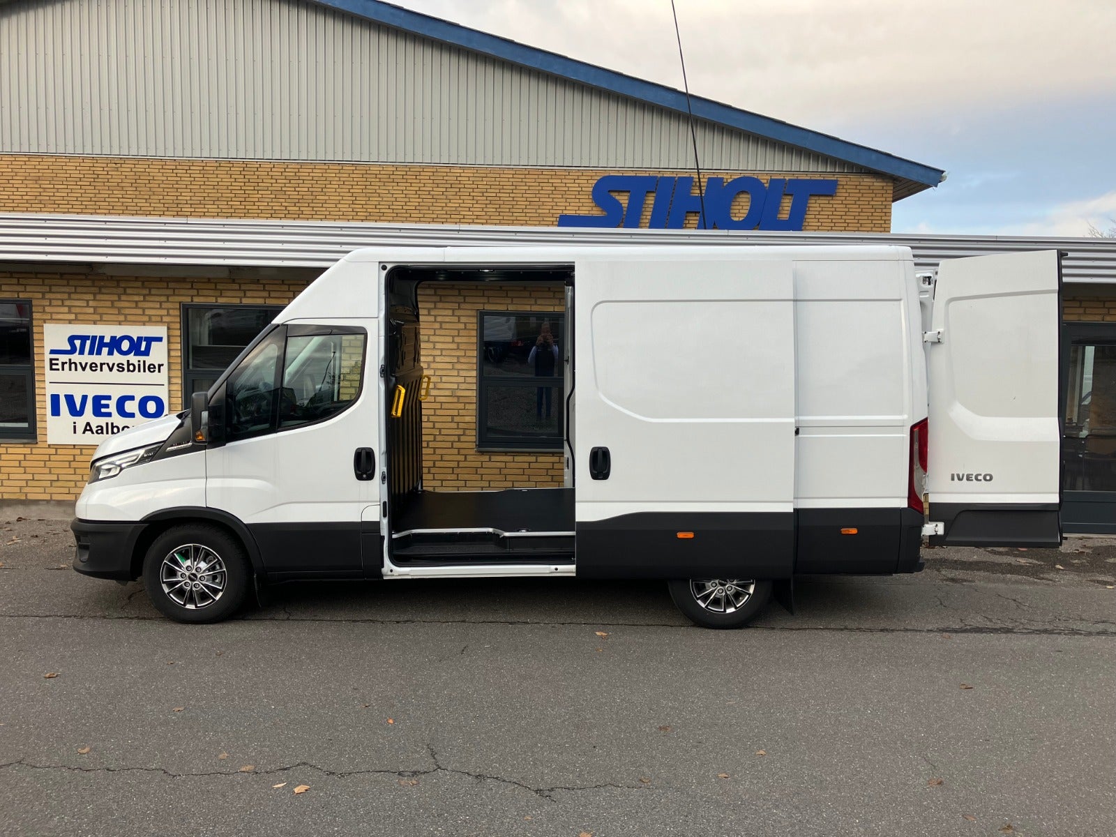 Billede af Iveco Daily 3,0 35S18 12m³ Van AG8
